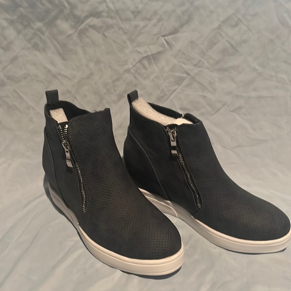 Journee Collection Women's Medium-Wide Width Pennelope Navy Sneaker Wedge Size 7